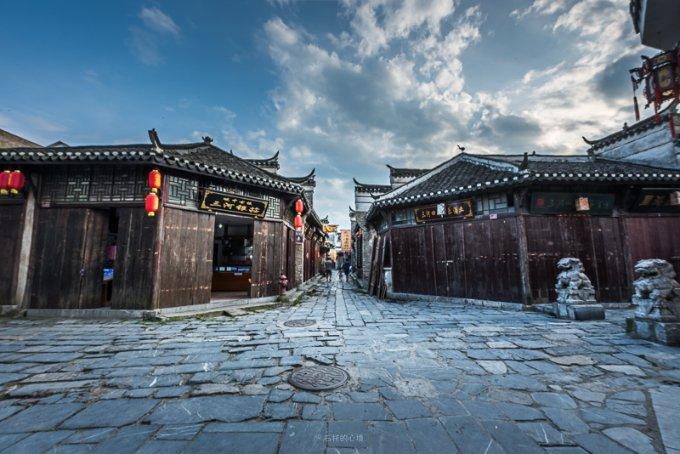 湖南特种兵出身的他，自称中国第一“悍匪”，跨三国娶了5个老婆